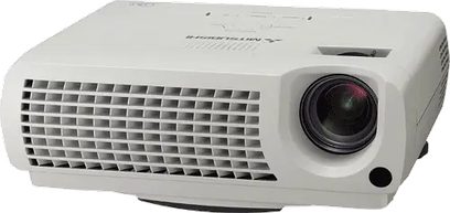 Mitsubishi XD435 hvid videoprojektor, let skråt forfra, ventilationsgitter foran, objektivet forskudt til højre