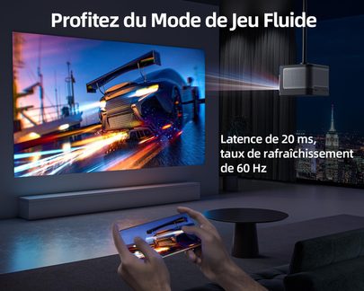 Proyector de vídeo compacto negro, manos sosteniendo un smartphone que muestra un juego de carreras, gran pantalla de TV mostrando el mismo juego, texto promocional
