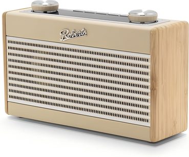 Radio til bordet Roberts Rambler Uno i beige og creme, front med metalgitter med horisontale spalter, sider i lys træ med synligt korn, to store sølvfarvede drejeknapper på toppen, set fra tre kvart forfra