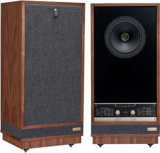 Due diffusori da pavimento Fyne Audio Classic X in noce, in legno visti frontalmente, griglia in tessuto grigio e altoparlante coassiale, 2 pulsanti