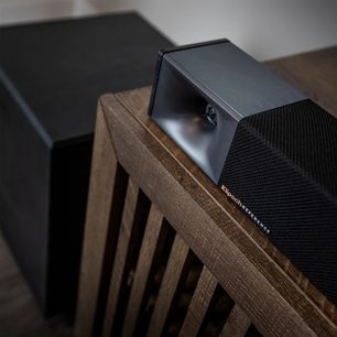 Klipsch Cinema 400 sort soundbar, tæt skråt ovenfra-billede af den sorte soundbar placeret på en træoverflade