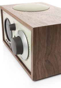 Tivoli Model One+ i valnød/beige, træbordradio, stor grå knap, cirkulær øvre grille, 3/4 forfra set