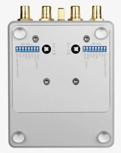 ClearAudio Smart Phono V2 sølvfarvet phono-forforstærker, frontvisning, rektangulært sølvfarvet metalhus, 4 knapper, 2 blå LED'er, 5 forgyldte stik øverst