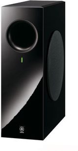 Yamaha NS-SW210 sort subwoofer, set forfra i let perspektiv, vertikal rektangulær form med central rund højttaler