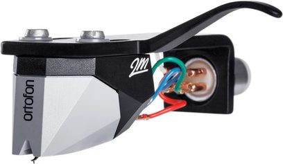 Ortofon 2M 78 Premounted pickupholder, set fra siden, sort og sølv krop, røde, blå, grønne og hvide kabler, forgyldte stik