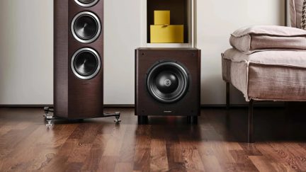 Sloupový reproduktor a subwoofer Sonus faber v tmavě hnědé barvě v moderním obývacím pokoji