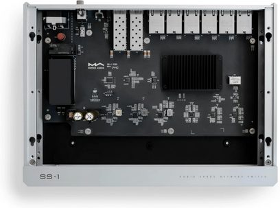 Matrix Audio SS‑1 en aluminium argenté, vue de dessus boîtier ouvert, carte noire avec dissipateur à ailettes, deux cages SFP perforées et huit ports RJ45 alignés