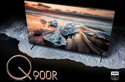 Samsung QE65Q900R-tv, der viser isbjærge på en strand ved solnedgang med refleksioner i vandet