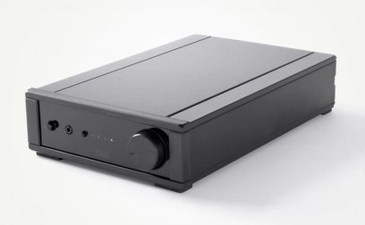 Amplificador de alta fidelidad estéreo Rega io negro, vista frontal, formato rectangular, fachada minimalista con botones y toma de auriculares