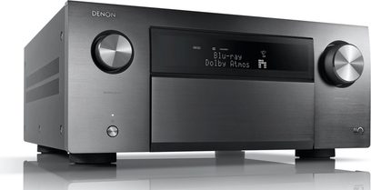 Denon AVC-A110 metalgrå hjemmebiografsforstærker, set forfra, blå skærm "Blu-ray Dolby Atmos", knapper og stik