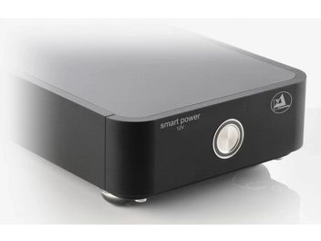 ClearAudio „Smart power" 12V juodas išorinis maitinimo šaltinis, blizgančio juodo stačiakampio korpuso, priekyje esantis mygtukas ir lizdas