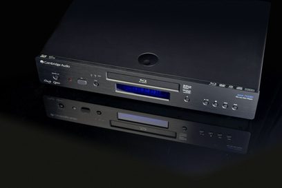 Cambridge Audio Azur 751BD 4K Blu-ray-afspiller, frontvisning, sort front med blå display, knapper og diskskuffe
