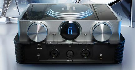 Amplificateur casque DAC iFi argenté avec gros boutons frontaux et multiples sorties audio en façade