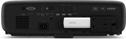 Videoprojektor Benq W4100i, černý obdélníkový kryt, zadní pohled, porty HDMI, USB, audio, napájení, odnímatelný bílý modul Benq, ventilační mřížky vlevo, štítky DLP HDMI