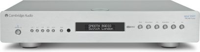 Tuner Cambridge Audio Azur 550T i lysegrå, set forfra, LCD-display, knapper og kontrolhjul på forsiden