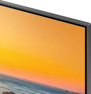 Samsung QE55Q85R fladskærms-TV, rektangulært design, smal sort ramme, billede af skinnende orange solnedgang over blåt hav