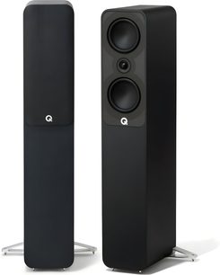 To sorte Q Acoustics 5040 gulvhøjttalere i satin-sort træfinish: den ene set forfra med stofgrill og Q-logo, den anden i trekvart vinkel, hvor to basenheder og en lodret tweeter er synlige. Begge står på en Y-formet metalfod.
