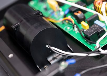 Audioquest PowerQuest 707 voedingsconditioner geopend, bovenaanzicht, groene printplaten en elektronische componenten zichtbaar