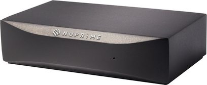 Lettore audio di rete Nuprime Omnia Stream Mini DAC nero, vista frontale leggermente dall'alto, logo argentato sulla parte superiore