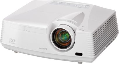 Mitsubishi HC3200 hvid videoprojektor, let skråt forfra, centreret objektiv med farvet ring