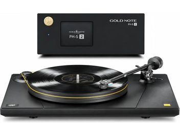 Schwarzer Plattenspieler mit Schallplatte und gelbem Zierrand, zusammen mit dem Phono-Vorverstärker Gold Note PH-5 2 mit Display an der Vorderseite