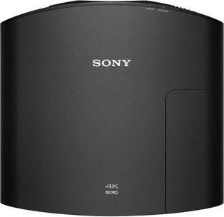 Sony VPL-VW270ES sort videoprojektor, set forfra, afrundet kubisk form, hvidt Sony-logo på den matte sorte forside