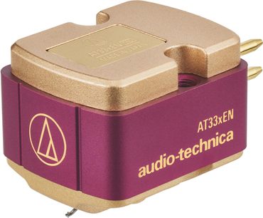 Audio-Technica AT33xEN pickup, bordeaux- og guldfarvet metalkabinet, to forgyldte pins på bagsiden, tredjedelsprofil/trekvartsvinkel visning