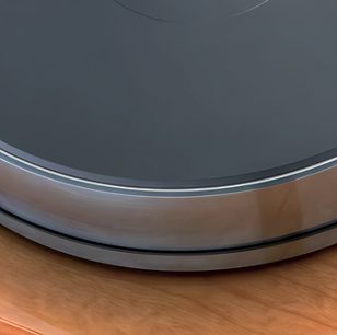 Gramofon Pro-Ject Xtension 12 Evolution bez raménka, detailní pohled na tmavě šedý hliníkový talíř z boku