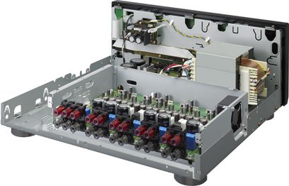 Pioneer SC-LX85 hjemmebiografsforstærker, indvendigt perspektivisk syn, elektroniske kredsløb og komponenter på grå metalchassis