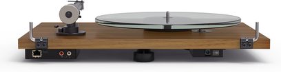 Pro-Ject T2 W noyer yüksek kaliteli plak çalar, arka görünüm, ahşap kaplama dikdörtgen taban, cam plak tablası, metal ton kolu, RCA, Ethernet ve güç bağlantı noktaları görünür