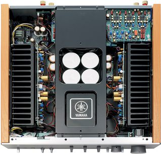 Yamaha A-S2000 sort hi-fi stereoforstærker, set forfra, med åbent kabinet der viser de elektroniske komponenter og 4 vakuumrør