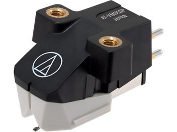 Платинен грамофонен дози Audio Technica AT-VM95SP в черно, изглед отгоре и отстрани, бяло лого, позлатени конектори отзад