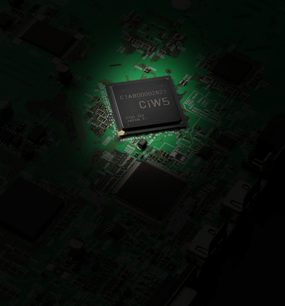 CiW5 D723-Z60 C1AB0000282.1 elektronisk chip på grønt printplade, nærbillede