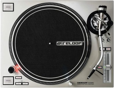 Wysokiej klasy gramofon Reloop RP 7000 MK2 w kolorze srebrnym, widok z góry, matowa czarna tarcza, srebrny ramię tonowe, szare tło