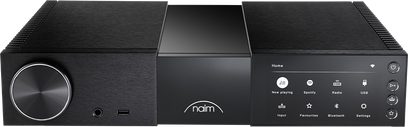 Przedwzmacniacz stereo Naim Audio NSC 222, prostokątna obudowa w matowym czarnym kolorze, przedni panel z wyświetlaczem LCD, pokrętłami i przyciskami