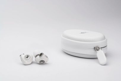 Meze Audio Alba -nappikuulokkeet, 2 valkoista kuuloketta silikonisilla korvasovitteilla, valkoinen vetoketjullinen säilytyskotelo
