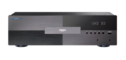 Svart och mörkgrått hölje i borstat metall, sedd framifrån, med centrerad utdragsbar skivsläde, LED-skärm som visar ”UHD BD”, sex fyrkantiga knappar, USB-port och hörlursuttag till höger