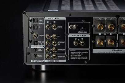 Hi-fi stereo zesilovač Denon PMA-1700NE černý, detailní pohled na zadní stranu s audio a ovládacími konektory