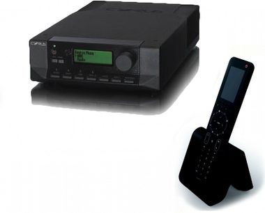 Cyrus Stream XP sort, netværksaudioafspiller, forfra og med fjernbetjening, rektangulær sort kabinet med grøn LCD-skærm