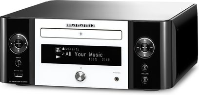 Marantz MCR610 hvid hi-fi-system, frontvisning, digitalt display, CD-afspiller, USB-porte og hovedtelefonstik, kontrolknapper