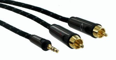 Tři černé audio kabely se zlatými RCA konektory a 3,5mm jackem, délka 2 metry, uspořádané paralelně na bílém pozadí