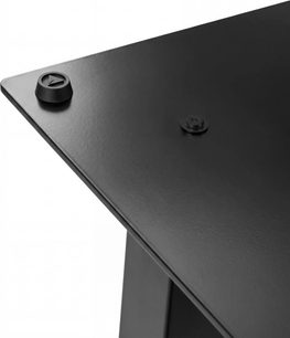 Soporte para altavoz Triangle S03 negro, primer plano de la plataforma superior con almohadilla redonda con logotipo y tornillos de fijación