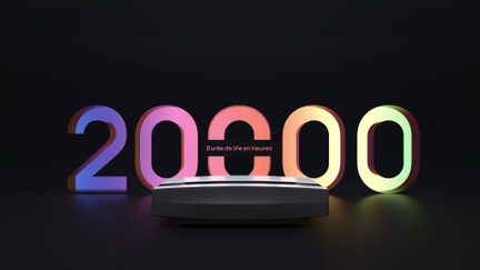 Farvede tal 20000 danner en bue på sort baggrund, med teksten "Levetid i timer" i midten, foran en mørkegrå piedestal