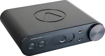 Προενισχυτής ακουστικών Austrian Audio Full Score One σε μαύρο ματ μέταλλο, τρισδιάστατη μπροστινή όψη, στρογγυλεμένο ορθογώνιο περίβλημα με μεγάλη ροδέλα έντασης δεξιά, δύο χρυσές υποδοχές jack, μπροστινά κουμπιά και ενσωματωμένο κυκλικό λογότυπο στην επάνω πλευρά.