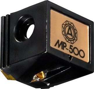 Diamant pro vinylový gramofon Nagaoka JN-P500, malá černá kovová a plastová obdélníková krabička s bočním upevňovacím otvorem, přední deska v béžové barvě s logem a označením MP-500, viditelný kovový snímač, pohled ze tří čtvrtin