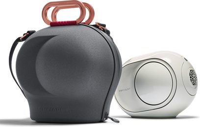 Etui transportowy DEVIALET COCOON - PHANTOM II w kolorze szarym i głośnik bezprzewodowy DEVIALET, widok z przodu i z boku