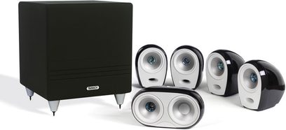 Pakke med kompakte Tannoy Arena Lite-højttalere bestående af en sort subwoofer og 5 grå satellithøjttalere, set forfra på hvid baggrund