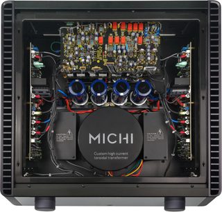 Michi X3 Series 2, set oppefra, elektroniske komponenter, cylindriske kondensatorer, central toroidal transformer, farvet kabelføring