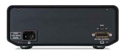 Melns metāla korpuss, aizmugures skats, IEC ligzda, mini‑USB SVC ports, D‑sub 15 kontaktu 40 PSU OUTPUT, etiķete 230 V 500 W