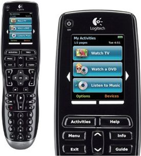 Dvi „Logitech Harmony One+" universalios nuotolinio valdymo pulteliai, viena iš priekio, kita iš šono, su liečiamu ekranu ir mygtukais